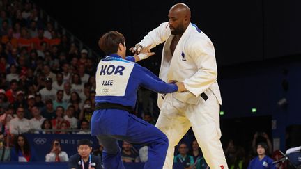 Teddy Riner contre le Sud-Coréen Joon-hwan Lee le 3 août à l'Arena Champ-de-Mars. (JACK GUEZ / AFP)