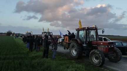 Des manifestants contre les "méga-bassines" sur le site de Vanze, près de Sainte-Soline, dans les Deux-Sèvres, le 24 mars 2023. (THIBAUD MORITZ / AFP)