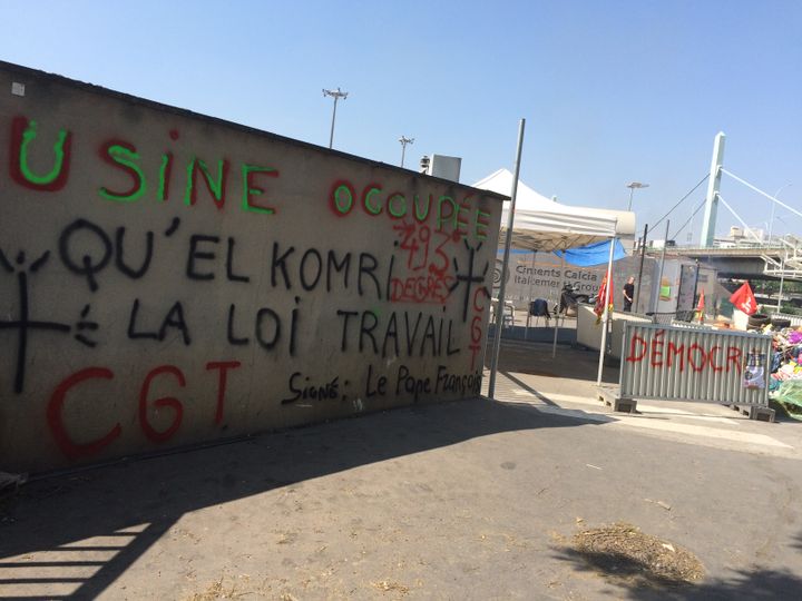 Les grévistes ont tagué plusieurs endroits devant l'usine de traitement de déchets d'Ivry-sur-Seine. (BASTIEN BOCQUEL / FRANCETV INFO)