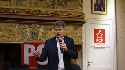 Le secrétaire national du Parti communiste&nbsp;Fabien Roussel, pendant un meeting à&nbsp;Cherbourg-Octeville (Manche), le 8 février 2019. (CHARLY TRIBALLEAU / AFP)