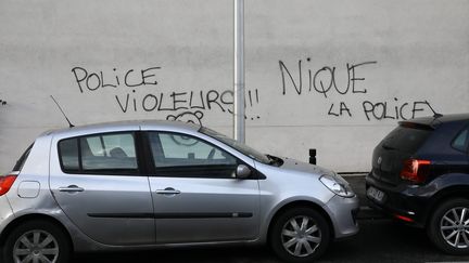 Des inscriptions hostiles à la police recouvrent les murs d'un bâtiment à Aulnay-sous-Bois (Seine-Saint-Denis), le 6 février 2017. (MAXPPP)