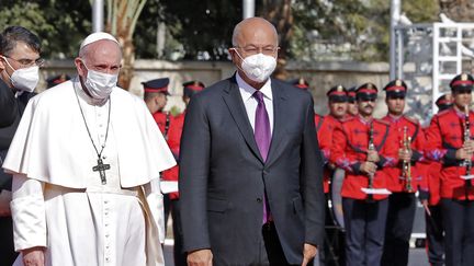 Le pape François, accueilli par le président irakien Barham Saleh à Bagdad, le 5 mars 2021. (SABAH ARAR / AFP)