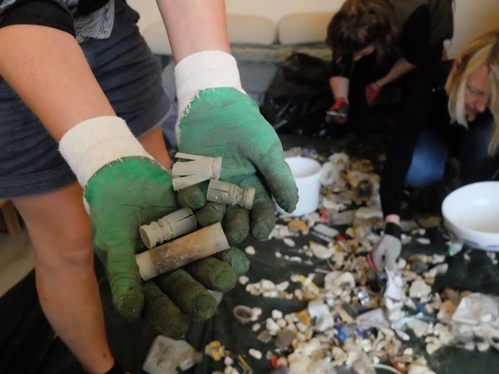 Les restes de cartouches de fusils de chasse, ramassés sur la plage, à Wimereux (Pas-de-Calais), dimanche 2 juillet 2017. (MARIE-ADELAÏDE SCIGACZ / FRANCEINFO)