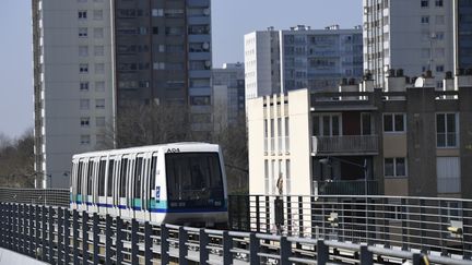 Une rame du métro de Rennes (Ille-et-Vilaine) circule le 16 mars 2017. (DAMIEN MEYER / AFP)