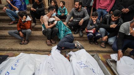 Des Palestiniens pleurant des victimes de frappes israéliennes à l'hôpital Nasser à Khan Younès, dans la bande de Gaza, le 28 décembre 2023. (BELAL KHALED / ANADOLU / AFP)