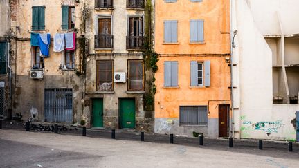 Une rue de Perpignan (Pyrénées-Orientales) déserte durant le confinement de mars 2020, en pleine épidémie de Covid-19. (JC MILHET / HANS LUCAS / AFP)