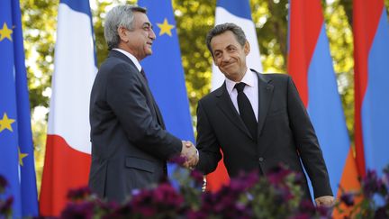 Nicolas Sarkozy avec le pr&eacute;sident arm&eacute;nien Serge Sarkissian, le 7 octobre 2011 &agrave; Erevan. (ERIC FEFERBERG / AFP)