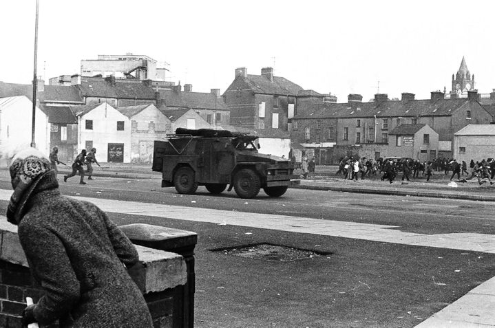 Un véhicule blindé, suivi par des parachutistes, s'engage sur Rossville Street, faisant fuir les manifestants. (ROBERT WHITE / COURTESY MUSEUM OF FREE DERRY)