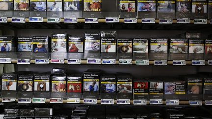 Un présentoir de cigarettes dans un bureau de tabac à Fervaches (Manche), le 5 décembre 2018.&nbsp; (CHARLY TRIBALLEAU / AFP)
