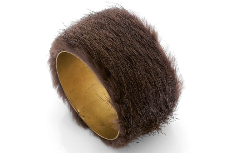 Meret Oppenheim, Bracelet, 1935. Fourrure, métal. Pièce unique. Paris, collection Clo Fleiss
	 
 (ADAGP, Paris 2017)