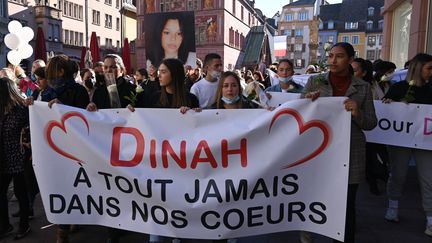 Une marche blanche en l'honneur de Dinah, une adolescente de 14 ans qui s'est suicidée en raison du harcèlement qu'elle a subi, a réuni près de 1 000 personnes à Mulhouse (Haut-Rhin), le 24 octobre 2021. (FREDERICK FLORIN / AFP)