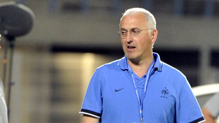 Philippe Bergeroo lors d'un match de l'&eacute;quipe de France de football masculine des moins de 21 ans contre la Turquie, le 30 mai 2012 &agrave; Avignon (Vaucluse). (BORIS HORVAT / AFP)