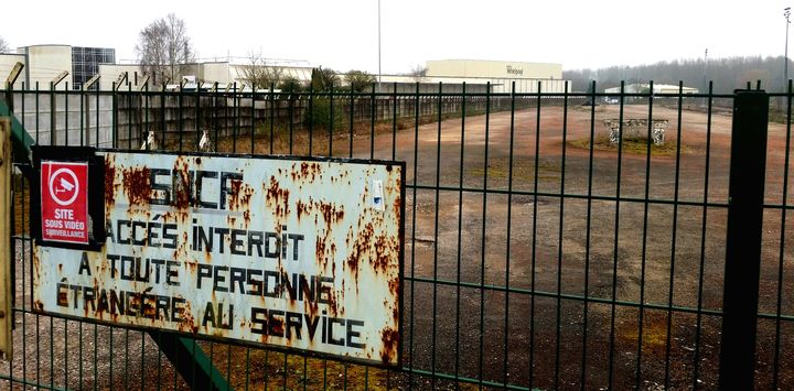 Au loin, l'usine Whirlpool d'Amiens, en mars 2017 (RADIO FRANCE / BENJAMIN ILLY)