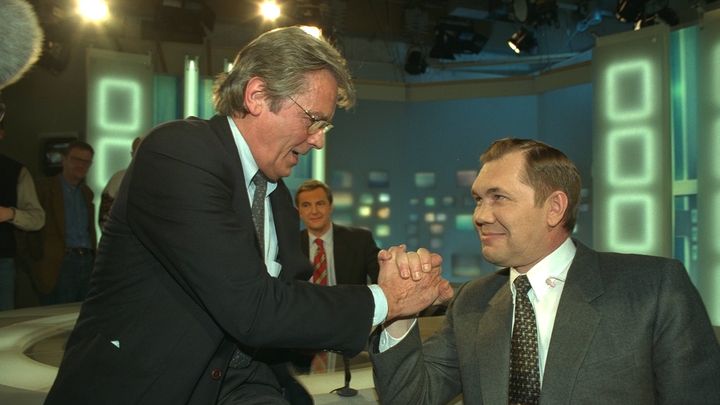 Alain Delon encourage le général russe Alexandre Lebed sur le plateau du JT de France 2, le 16 février 1997. (PASCAL J LE SEGRETAIN / SYGMA / GETTY IMAGES)