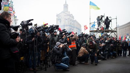 Des journalistes attendent un discours sur la place de l'Ind&eacute;pendance, &agrave; Kiev, le 9 f&eacute;vrier 2014. (EMERIC FOHLEN / NUROHOTO /SIPA)