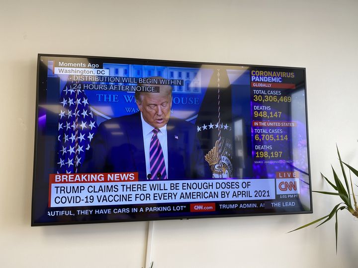 Le président américain, Donald Trump, fait un point à la télévision sur l'avancée du vaccin contre le coronavirus, le 18 septembre 2020. (RAPHAEL GODET / FRANCEINFO)