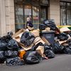 Des poubelles et des sacs débordants dans une rue de Paris, le 15 mars 2023, à cause de la grève des éboueurs de la ville. (VALERIE DUBOIS / HANS LUCAS / AFP)