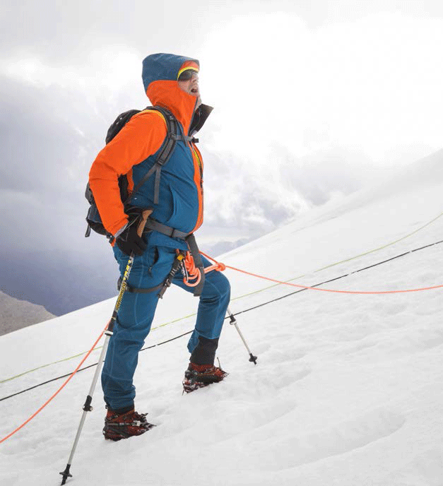 Il l'a fait ! Sébastien Desurmont a réussi son premier 4000 mètres, dans les pires conditions! (GÖTZ GÖPPERT / GEO AVENTURE)