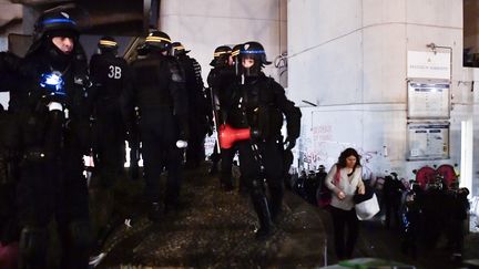 Des policiers évacuent les étudiants de l'université de Tolbiac, le 20 avril 2018 à Paris. (CHRISTOPHE SIMON / AFP)