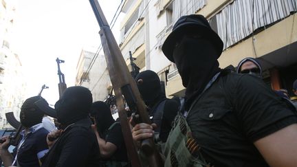 Des Libanais cagoul&eacute;s du clan al-Muqdad dans la banlieue de Beyrouth mercredi 15 ao&ucirc;t. ( CITIZENSIDE / MICHAEL POTTS/ AFP)