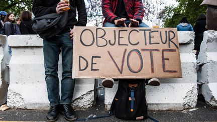 Des manifestants participent au défilé de la fête du travail à Paris, le 1er mai 2017. (BENJAMIN MENGELLE / HANS LUCAS / AFP)