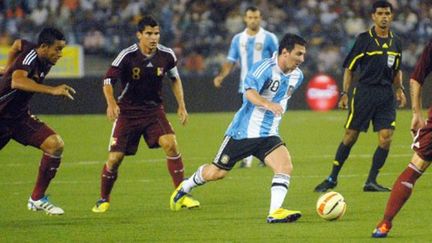 Lionel Messi à l'assaut de la défense vénézuélienne