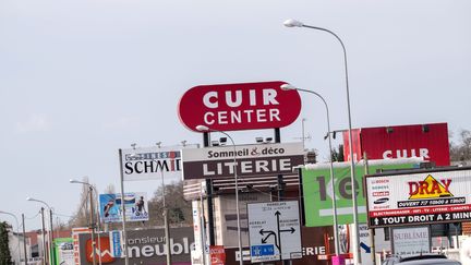 Des enseignes de magasins dans une zone commerciale à Herblay (Val-d'Iise). Le commerce, un secteur où le recrutement est très important fin 2019. (MAXPPP)