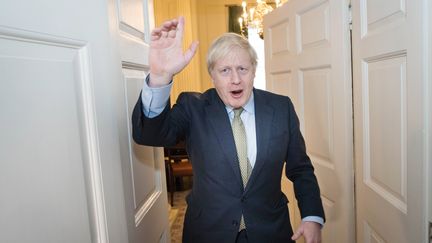 Le Premier ministre Boris Johnson, applaudi par son équipe, le 13 décembre 2019 au 10, Downing Street, à Londres (Royaume-Uni). (STEFAN ROUSSEAU / AFP)