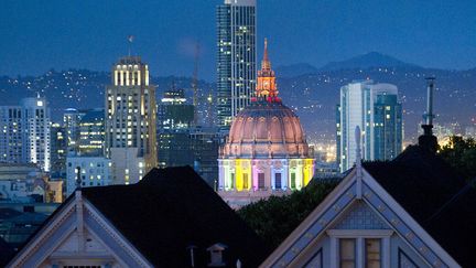 La mairie de San Francisco (Californie)&nbsp;est &eacute;clair&eacute;e aux couleurs de l'arc-en-ciel apr&egrave;s la d&eacute;cision rendue par la Cour supr&ecirc;me des Etats-Unis, le 26 juin 2013. (NOAH BERGER / REUTERS)