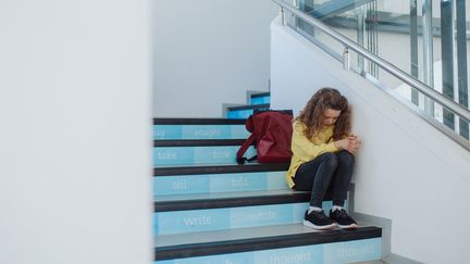 La phobie scolaire touche "entre 2 et 10% des élèves", selon la pédopsychiatre et sociologue Elea Benoit. (HALFPOINT IMAGES / MOMENT RF)