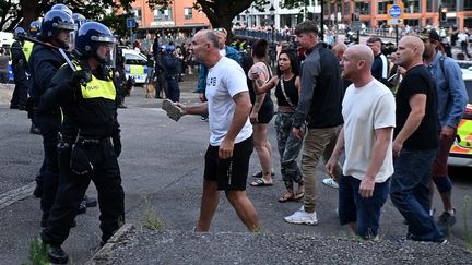 Des émeutiers lors d'une mobilisation xénophobe "Assez c'est assez" dans les rues de Bristol, en Angleterre, le 3 août 2024. (JUSTIN TALLIS / AFP)