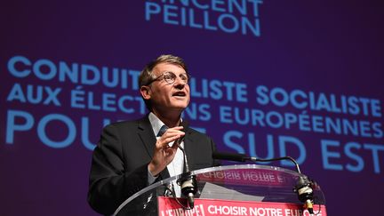 Vincent Peillon en campagne à Marseille pour les élections européennes, en mai 2014. (ANNE-CHRISTINE POUJOULAT / AFP)