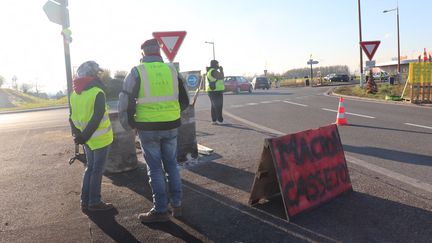 Les gilets jaunes restent mobilisés depuis le début au péage de Setques (Pas-de-Calais) pour accéder à l'autoroute A 26, près de Saint-Omer, le 13 décembre 2018. (FRANÇOIS CORTADE / FRANCE-BLEU NORD)