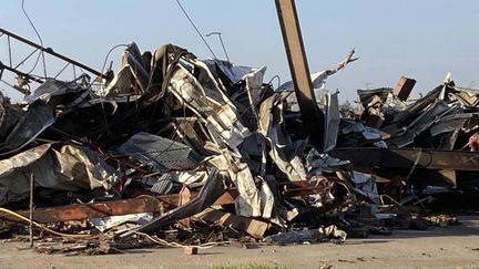 Des débris recouvrent une structure endommagée par des orages et une tornade à Rolling Fork, dans le Mississippi (Etats-Unis), le 25 mars 2023. (ROGELIO SOLIS / AP/SIPA)