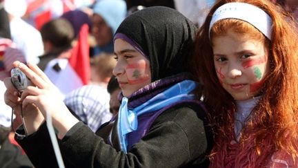 2 jeunes filles dans le flot des manifestants contre les armes du Hezbollah, à Beyrouth, le 4/3/11 (AFP)