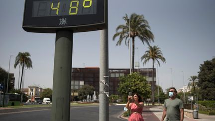 Un thermomètre indique 48 degrés à Cordoba (Espagne), le 13 août 2021. (JORGE GUERRERO / AFP)