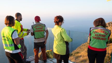 Les sauveteurs italiens réunis pour coordonner la récupération du corps du randonneur français Simon Gautier, le 19 août 2019 à San Giovanni a Piro, au sud de l'Italie.&nbsp; (ELIANO IMPERATO / AFP)