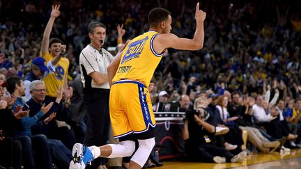 Stephen Curry et les Warriors 2015-16 ont réalisé le meilleur début de saison de l'histoire (THEARON W. HENDERSON / GETTY IMAGES NORTH AMERICA)