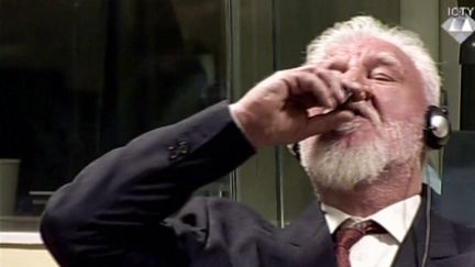 Capture d'écran de la vidéo sur laquelle on voit le Croate de Bosnie&nbsp;Slobodan Praljak&nbsp;avaler un poison, dans la salle d'audience du Tribunal pour l'ex-Yougoslavie à La Haye (Pays-Bas), le 29 novembre 2017. (INTERNATIONAL CRIMINAL TRIBUNAL)