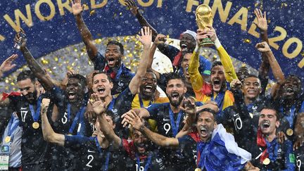 L'équipe de France célèbre son sacre en finale de la Coupe du monde de football en Russie, le 15 juillet 2018, au stade Loujniki de Moscou. (FRANCK FIFE / AFP)