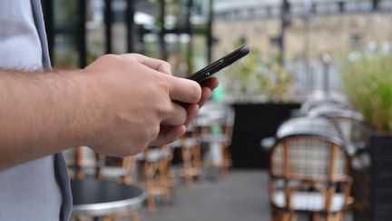 S'aider de son smartphone pour trouver un bon restaurant ou un bar sympathique. (JEAN-CHRISTOPHE BOURDILLAT / RADIO FRANCE)