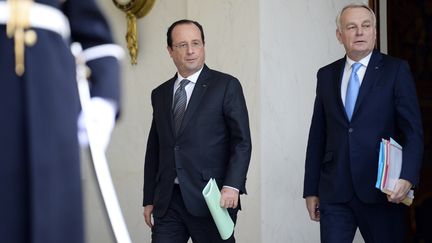 Le pr&eacute;sident Fran&ccedil;ois Hollande et le Premier ministre Jean-Marc Ayrault &agrave; Paris, le 3 janvier 2014. (LIONEL BONAVENTURE / AFP)