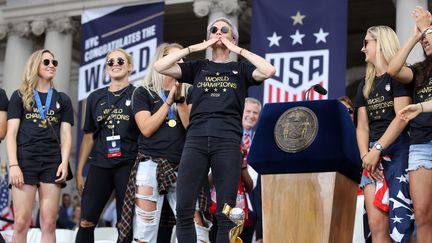 Megan Rapinoe entouré de ses coquipières dans les rues de New York (Etats-Unis), le 10 juillet 2019, pour célébrer leur nouveau titre de championnes du monde de football. (USA TODAY USPW / REUTERS)