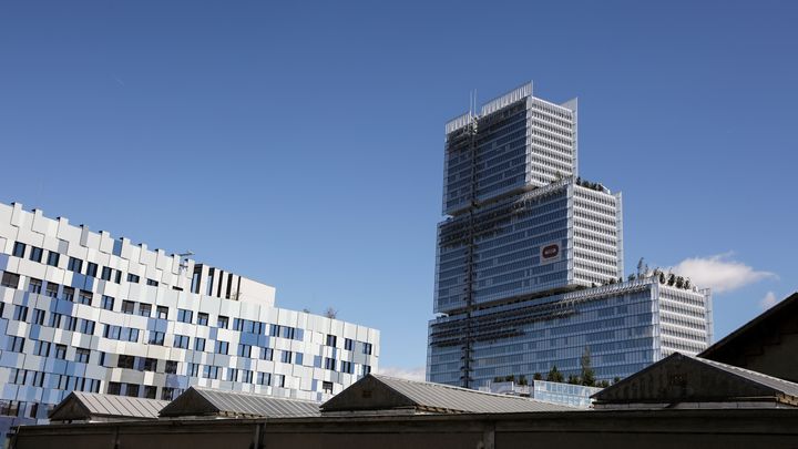 Le futur palais de Justice de Paris (droite) et le bâtiment de la nouvelle direction régionale de la police judiciaire (gauche). (LUDOVIC MARIN / AFP)