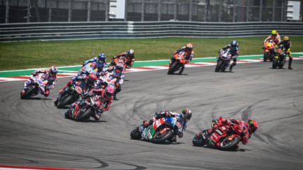 Le peloton sur la piste du Grand Prix des Amériques, à Austin, le 15 avril 2023. (GIGI SOLDANO / AFP)