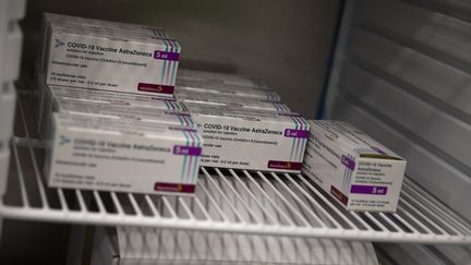 Des boîtes de doses du vaccin AstraZeneca dans un centre de vaccination à Anvers (Belgique), où son utilisation n'est pas suspendue, le 16 mars 2021. (VIRGINIA MAYO / AP / SIPA)