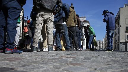 Des migrants dans le 18e arrondissement de Paris, le 4 juin 2015. (BENOIT TESSIER / REUTERS)