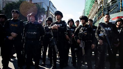 Des policiers stationnent, le 2 juin 2017, devant l'hôtel-casino de Manille (Philippines) attaqué par un tireur. (NOEL CELIS / AFP)