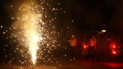 Des habitants allument des pétards à l'occasion de Diwali, la fête hindoue des lumières, dans une rue de Chandigarh, le 24 octobre 2022. (- / AFP)