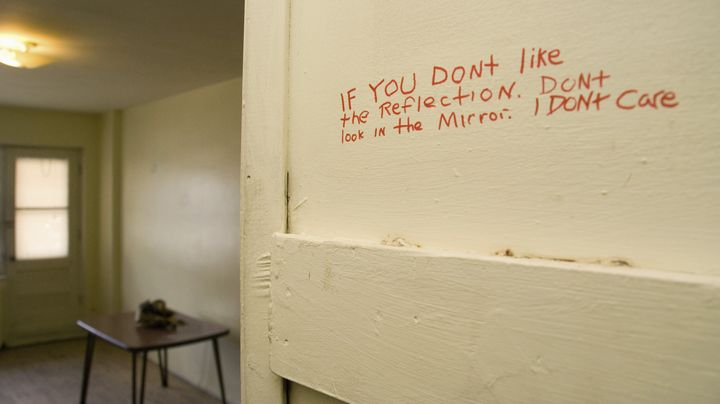 "Si vous n'aimez pas votre reflet dans le miroir, ne le regardez pas. Je n'en ai rien &agrave; faire". Int&eacute;rieur de l'appartement de Luka Magnotta, &agrave; Montr&eacute;al (Canada), le 31 mai 2012. (ROBERT J. GALBRAITH / REUTERS)